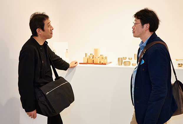 家具デザイナーの小泉誠さんと、仏具のデザイン研究所の萩原修